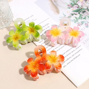 Tre fermagli per capelli a fiori sfumati nei colori verde, rosa e arancione lucido