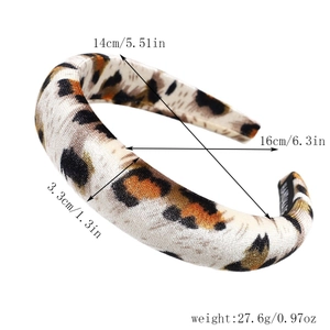 Detailansicht des gepolsterten Haarreifens mit Leopardenmuster und 3,3 cm Dicke