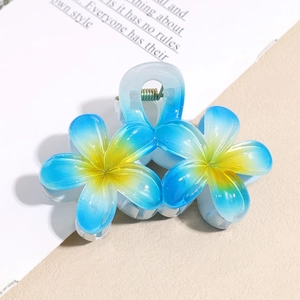 Dettaglio della molletta per capelli a fiore sfumato blu e giallo con finitura lucida