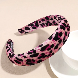 Detailansicht von rosa Leoparden-Haarreif aus Samt mit handgefertigtem Etikett-Design