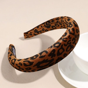Detailaufnahme des Haarreifs mit Leopardenmuster, Seidentextur und handgefertigtem Label