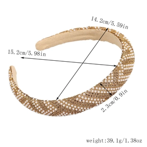 Détail du serre-tête en perles montrant les dimensions de 15,2 cm par 2,3 cm d'épaisseur