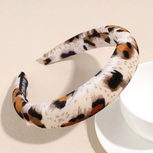 Detail eines dicken Haarreifens mit Leopardenmuster und gewebtem HANDMADE Etikett