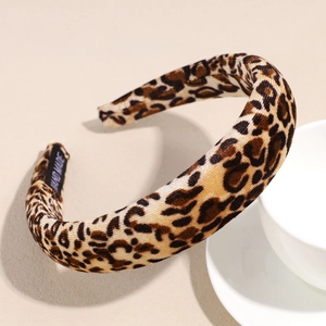 Detailaufnahme des Samt-Haarreifens mit Leopardenmuster und handgefertigtem Textiletikett