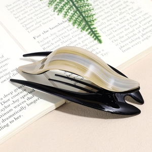 Barrette à cheveux française avec texture marbrée et lettrage doré sur livre ancien