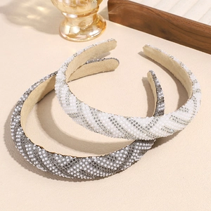 Serre-tête large élégant avec perles et strass, doublure en velours pour un style sophistiqué