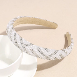 Gros plan du serre-tête épais avec des perles blanches et des strass étincelants