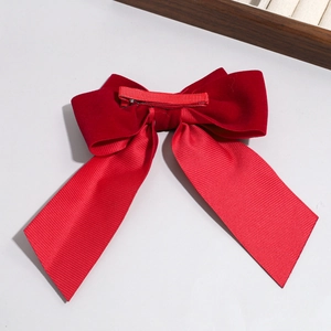 Eleganter Haarclip aus rotem Samt mit langen Bändern für Damen in der Rückansicht