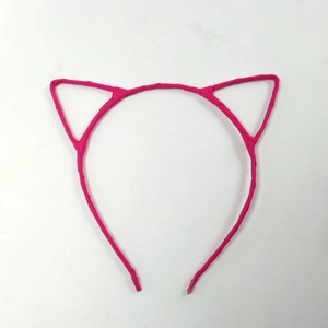 Détail du serre-tête rose rouge enveloppé de tissu avec design d'oreilles de chat
