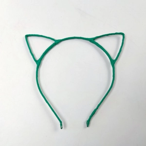 Détail de serre-tête oreilles de chat vertes en peluche avec structure en tissu