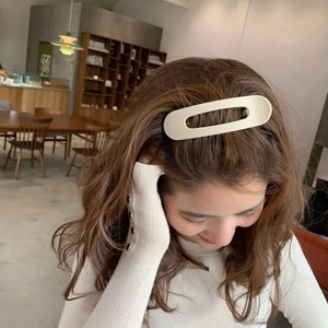 Grande fermaglio per capelli ovale beige opaco per donna in stile minimalista