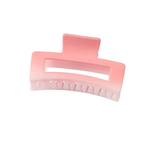 Détail de la pince à cheveux rectangulaire mate avec dégradé de rose élégant