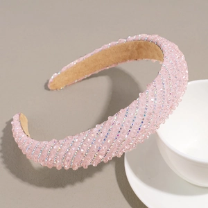 Détail du serre-tête rose avec perles, strass brillants et doublure douce en suédine