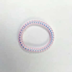 Vue détaillée de l'élastique à cheveux spirale rose avec finition iridescente