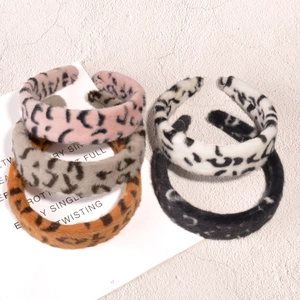 Fünf Plüsch-Haarbänder mit Leopardenmuster in Rosa, Grau, Caramel, Weiß und Schwarz