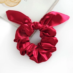 Eleganter weinroter Satin-Haargummi mit Hasenohren-Schleife auf weißem Hintergrund
