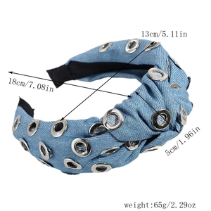 Vue détaillée du bandeau en denim avec œillets argentés et nœud supérieur montrant les dimensions