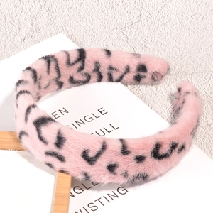 Nahaufnahme von pinkem Leoparden-Plüsch-Haarreif mit weicher Kunstpelz-Textur