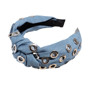 Serre-tête en denim bleu clair avec nœud torsadé et œillets métalliques argentés