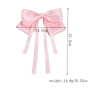 Dimensions du nœud rose en satin : largeur 14,5 cm et longueur 21,5 cm avec rubans