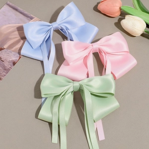 Barrettes à cheveux élégantes en satin avec longs rubans en rose, bleu ciel et vert