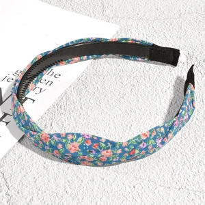 Détail du serre-tête floral bleu avec dents antidérapantes et texture en tissu