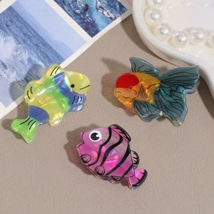 Trois pinces à cheveux colorées en acétate avec des motifs de poissons tropicaux