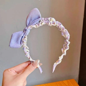 Detail of lavender pleated bow headband featuring sweet purple and white checkered fabric