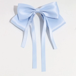 Détail du nœud papillon en satin bleu clair avec de longs rubans élégants pour cheveux
