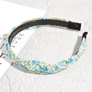 Détail du serre-tête floral avec dents antidérapantes et embouts en tissu noir doux