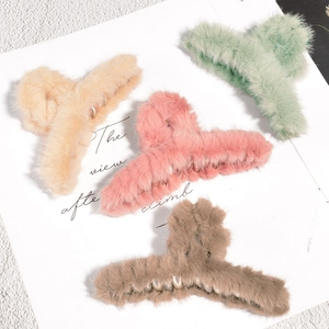 Lot de quatre pinces à cheveux en fausse fourrure en vert, rose, beige et marron foncé