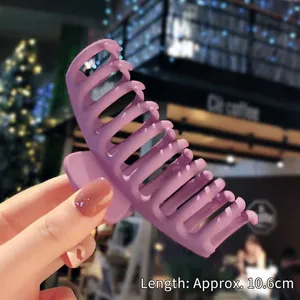 Detail of a large 10.6cm matte purple acrylic hair claw clip with multi-tooth structure