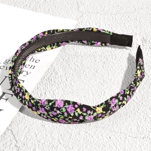 Détail d'un serre-tête floral avec dents antidérapantes et motif de fleurs violettes