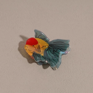 Pince à cheveux artisanale en forme de poisson rouge en acétate coloré de haute qualité
