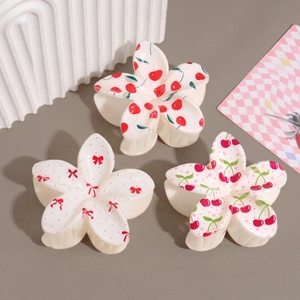 Pinces à cheveux en forme de fleur avec motifs cerises et nœuds en résine crème