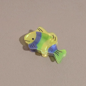 Détail macro d'une pince à cheveux poisson tropical avec dégradé irisé coloré