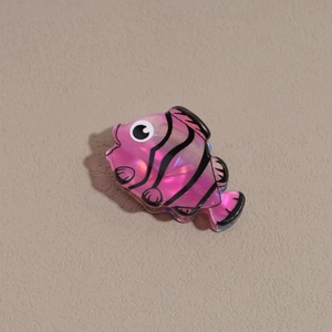 Détail d'une pince à cheveux poisson-clown tropicale en acétate rose nacré brillant