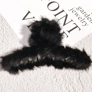Gros plan détaillé d'une pince à cheveux en fausse fourrure noire sur fond chic