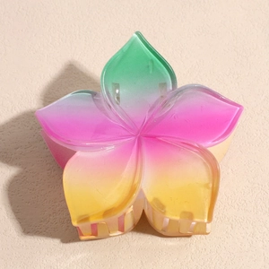 Dettaglio della molletta per capelli a forma di fiore con sfumature colorate in resina