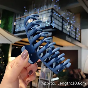 Detail showing matte blue large hair claw clip with double-row teeth, length 10.6cm