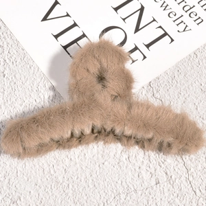 Gros plan sur une pince à cheveux en peluche kaki avec une texture douce et élégante
