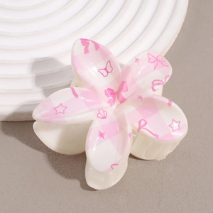 Détail de la pince à cheveux fleurie rose et blanche à carreaux avec nœuds imprimés