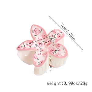 Detailansicht der 8 cm großen Blumen-Haarklammer mit rosa Rosenblütenmuster-Aufdruck