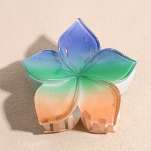 Dettaglio molletta per capelli a fiore con sfumatura blu verde arancio e resina gelatina