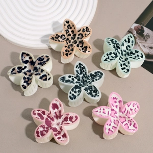 Détail de six pinces à cheveux fleur léopard dans diverses couleurs éclatantes