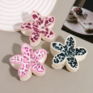 Lot de trois pinces à cheveux fleurs motif léopard en violet, rose et bicolore