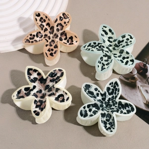 Lot de quatre pinces à cheveux fleurs avec motifs léopard en marron, vert et blanc crème