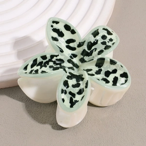 Détail de la pince à cheveux fleur vert menthe à motif léopard en acrylique brillant