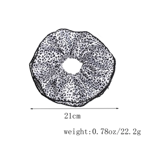 Detailed view of oversized leopard print scrunchie with 21cm diameter and 22.2g weight