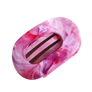 Pince à cheveux ovale à texture marbrée rose et violette avec design creux et poli